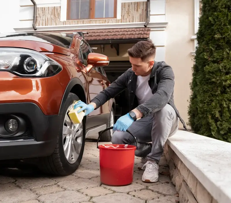 Lavage auto à domicile Saint-Hilaire-le-Petit : professionnel intervenant sur un véhicule